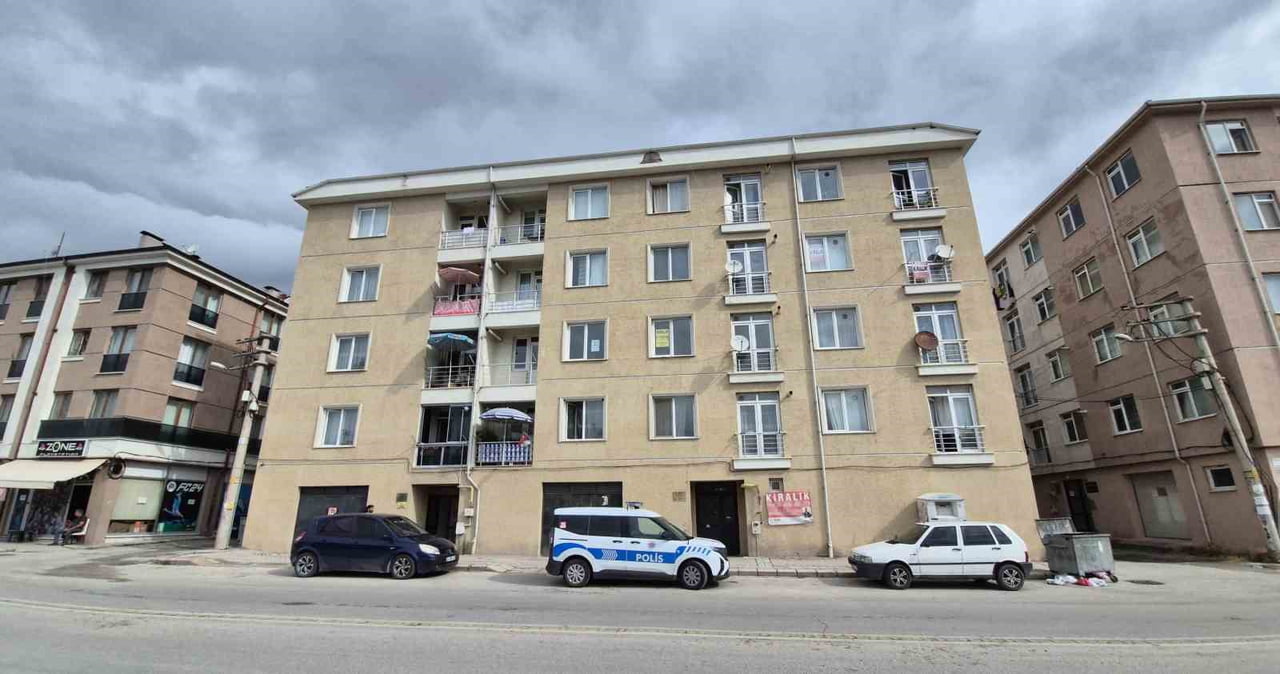 OLAY, TEPEBAŞI İLÇESİ ŞİRİNTEPE MAHALLESİ KİBAR SOKAK'TA BİR EVDE MEYDANA GELDİ