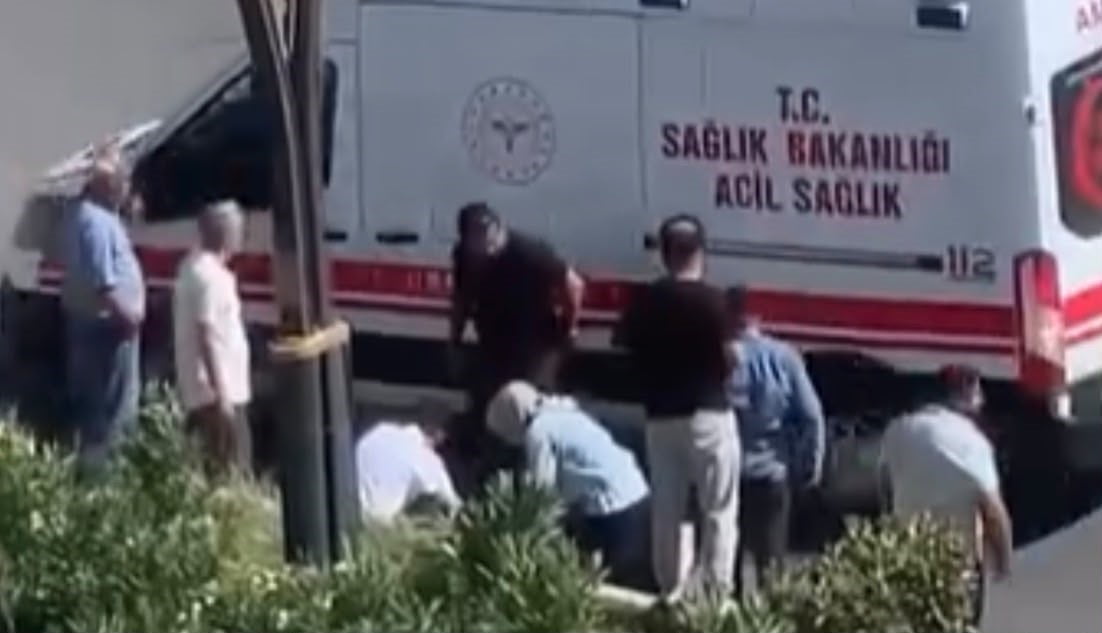 OLAY YERİNDE BİR SÜRE KALP MASAJI YAPILAN GENÇ SÜRÜCÜ, KALDIRILDIĞI HASTANEDE KURTARILAMADI.