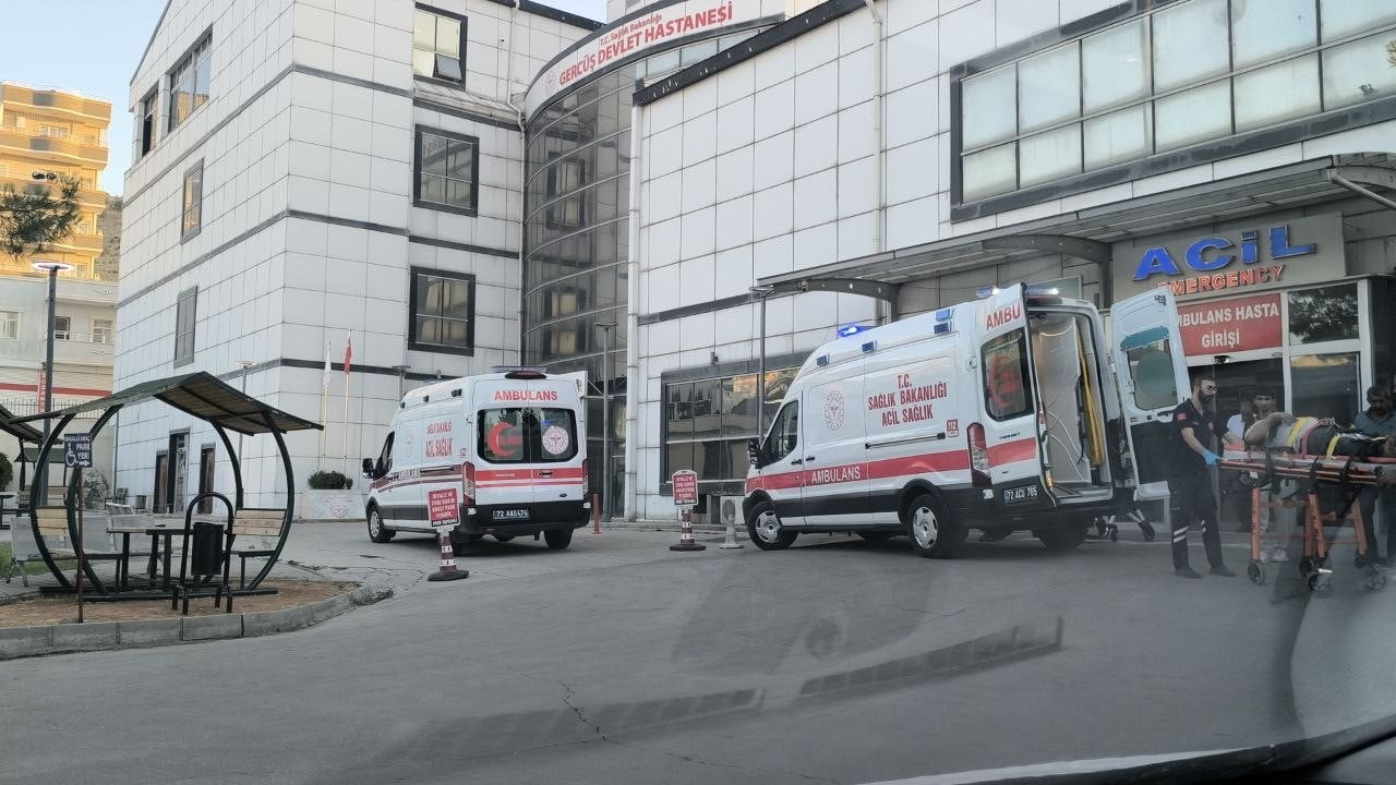 OLAY YERİNDE YAPILAN İLK MÜDAHALENİN ARDINDAN AMBULANSLARLA ÖNCE GERCÜŞ DEVLET HASTANESİNE...