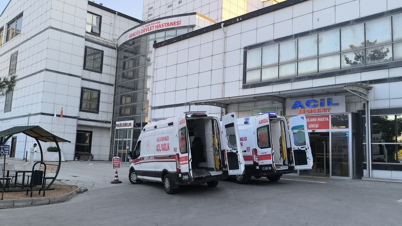 OLAY YERİNDE YAPILAN İLK MÜDAHALENİN ARDINDAN AMBULANSLARLA ÖNCE GERCÜŞ DEVLET HASTANESİNE...