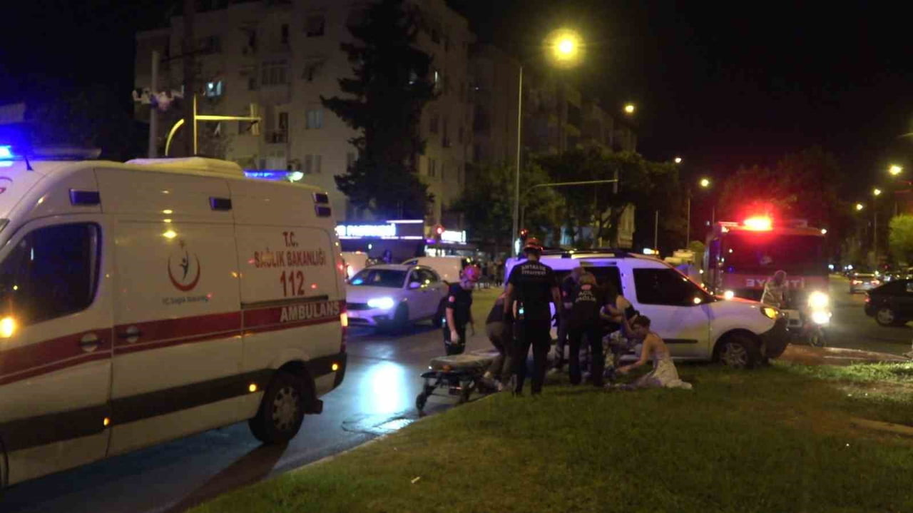 OLAY YERİNE GELEN EKİPLER ARAÇLARDA BULUNAN VE KAZANIN ŞOKUNDA ATLATAMAYAN VATANDAŞLARI ARAÇ...