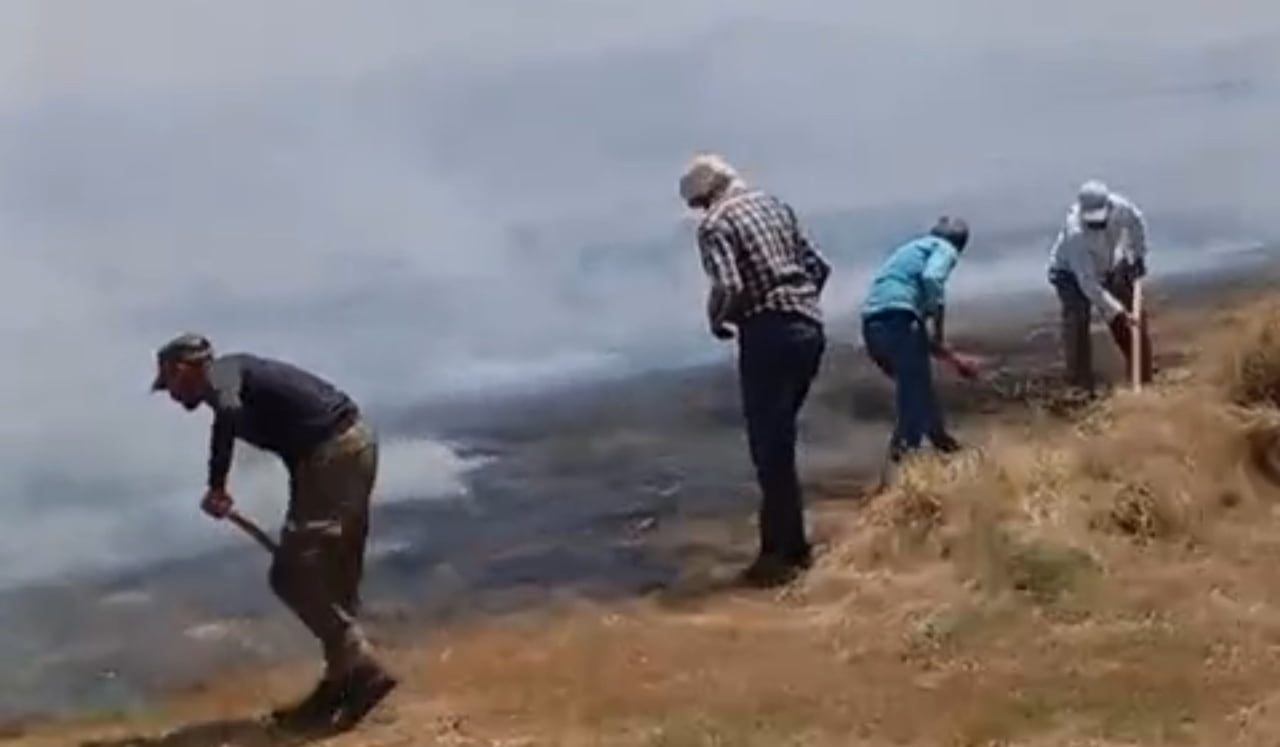 OLAY YERİNE GELEN İTFAİYE EKİPLERİ, VATANDAŞLARIN DA DESTEĞİYLE MÜDAHALE ETTİĞİ YANGINI UZUN...