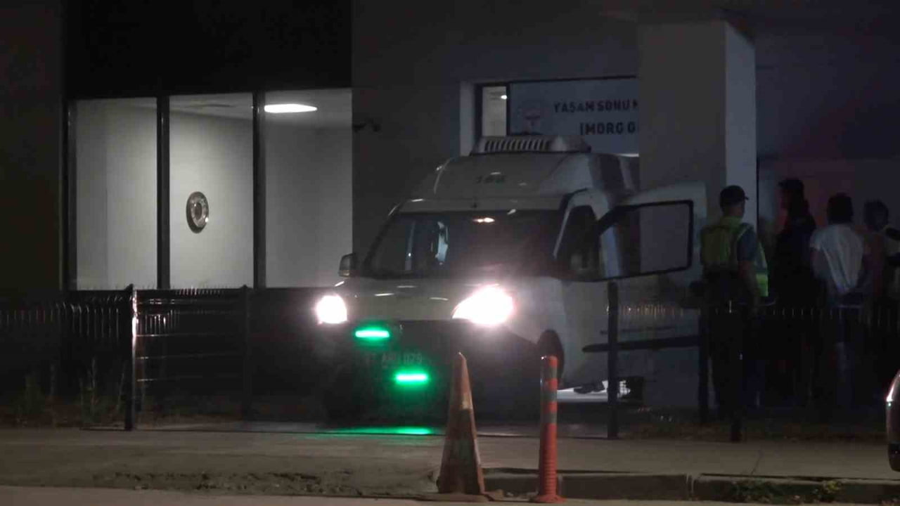 OLAY YERİNE SEVK EDİLEN SAĞLIK EKİPLERİNCE İLK MÜDAHALELERİ YAPILAN ÖĞRENCİLER, AMBULANSLARLA...