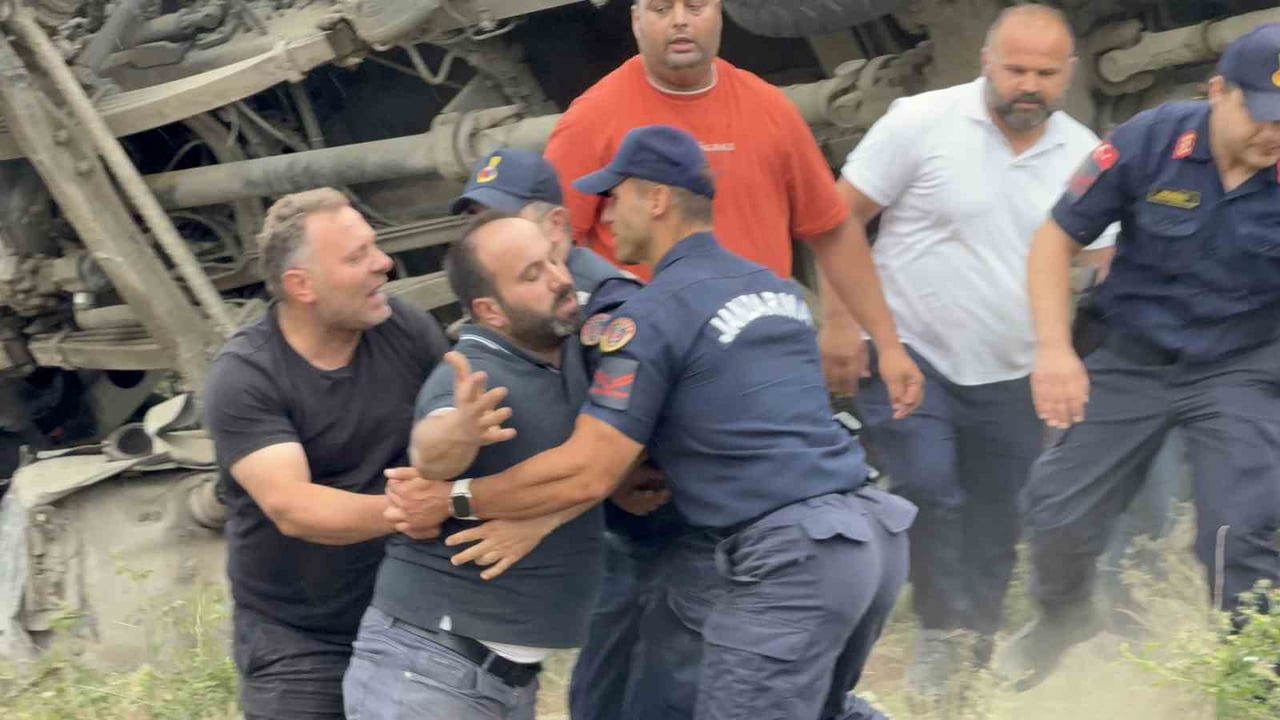 ÖLEN SÜRÜCÜNÜN YAKINLARININ FERYATLARI YÜREKLERİ DAĞLADI.