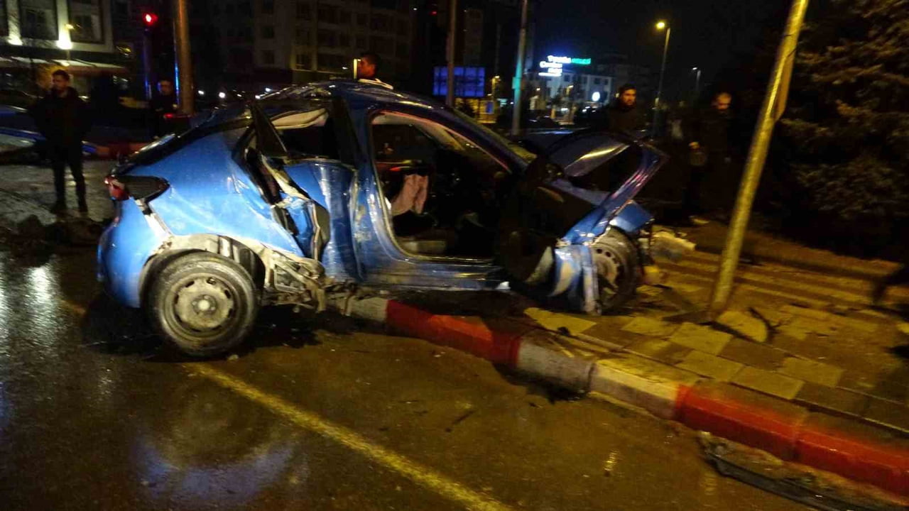 ÖLÜMLÜ TRAFİK KAZASI DAVASINDA KARAR: SANIĞA 8 YIL 3 AY HAPİS, TUTUKLAMA KARARI