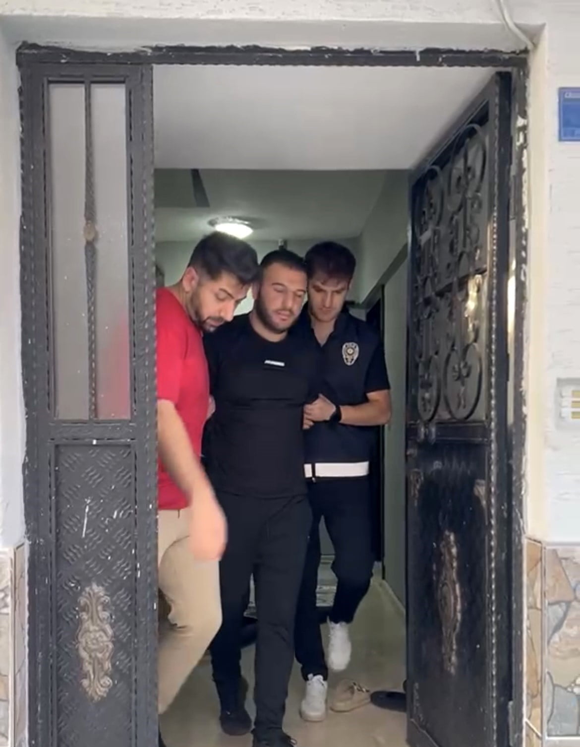 ÖMER T. DÜZENLENEN OPERASYONLARLA YAKALANARAK GÖZALTINA ALINDI.