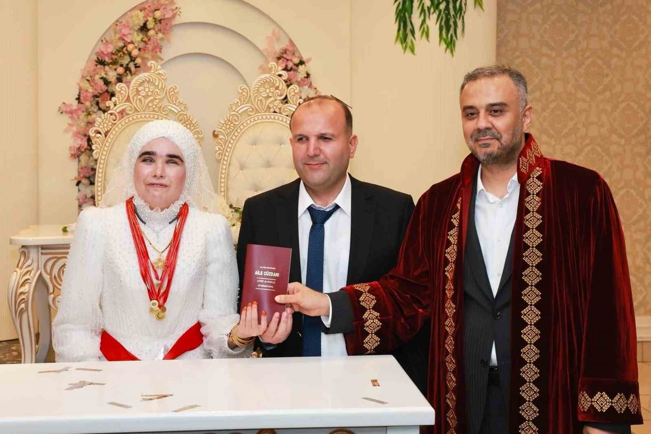 ONİKİŞUBAT BELEDİYE BAŞKANI HANİFİ TOPTAŞ'IN KIYDIĞI NİKAHTA ÇİFTİN AİLELERİ, YAKINLARI VE...