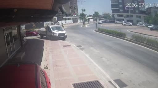 Önüne çıkan otomobile çarpmamak isterken kaza yaptı: 1 yaralı