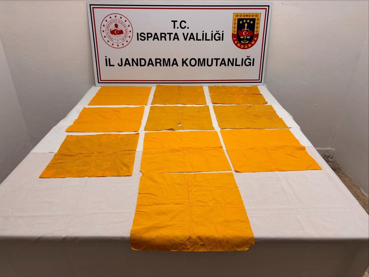 OPERASYONDA KAĞIDA EMDİRİLMİŞ 64 BİN KULLANIMLIK SENTETİK UYUŞTURUCU ELE GEÇİRİLDİ.