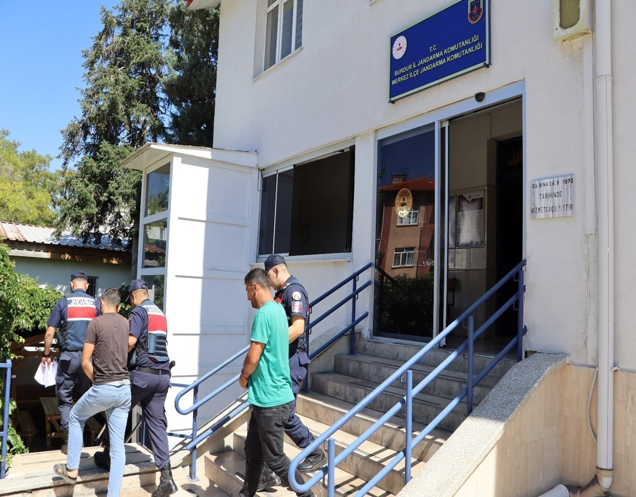 OPERASYONDA UYUŞTURUCU MADDE, RUHSATSIZ SİLAH VE MÜHİMMAT ELE GEÇİRİLİRKEN, ADLİYEYE SEVK EDİLEN...