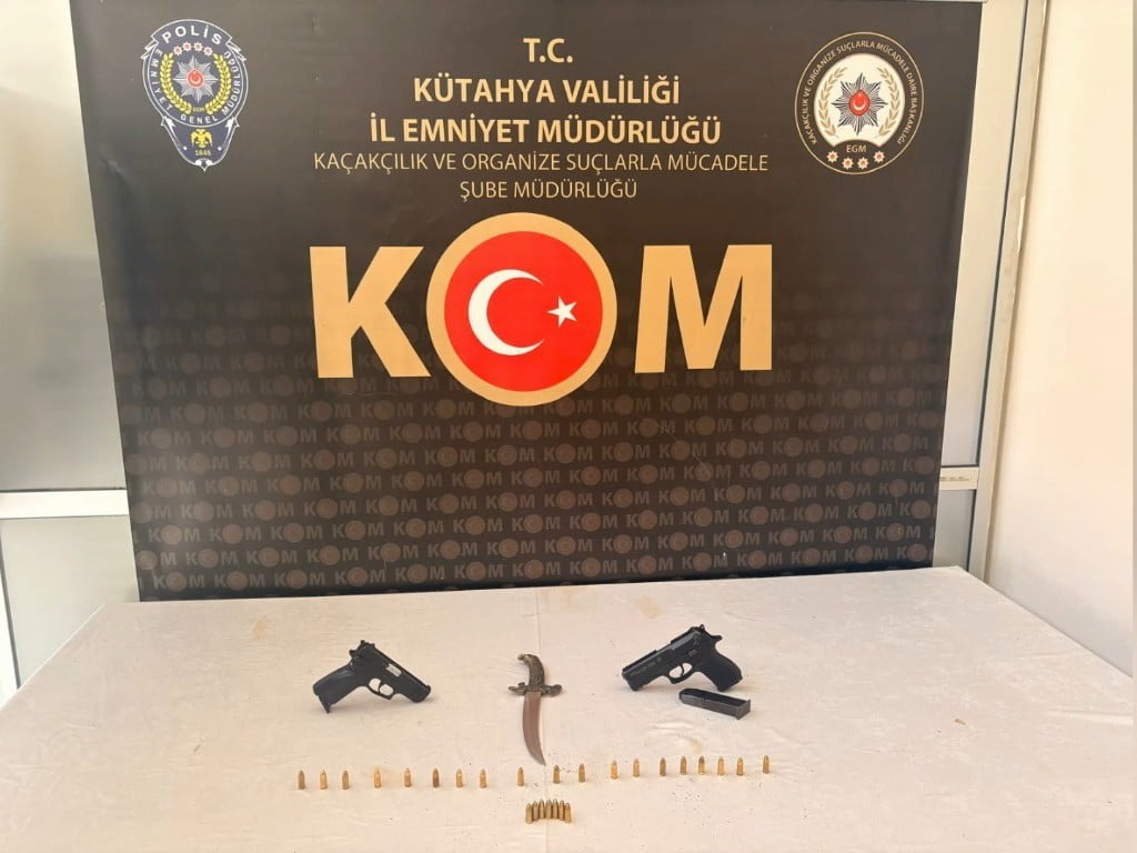 OPERASYONDA YAPILAN ARAMALARDA 1 RUHSATSIZ TABANCA VE TABANCAYA AİT ŞARJÖR, 1 KURUSIKI TABANCA, 67...