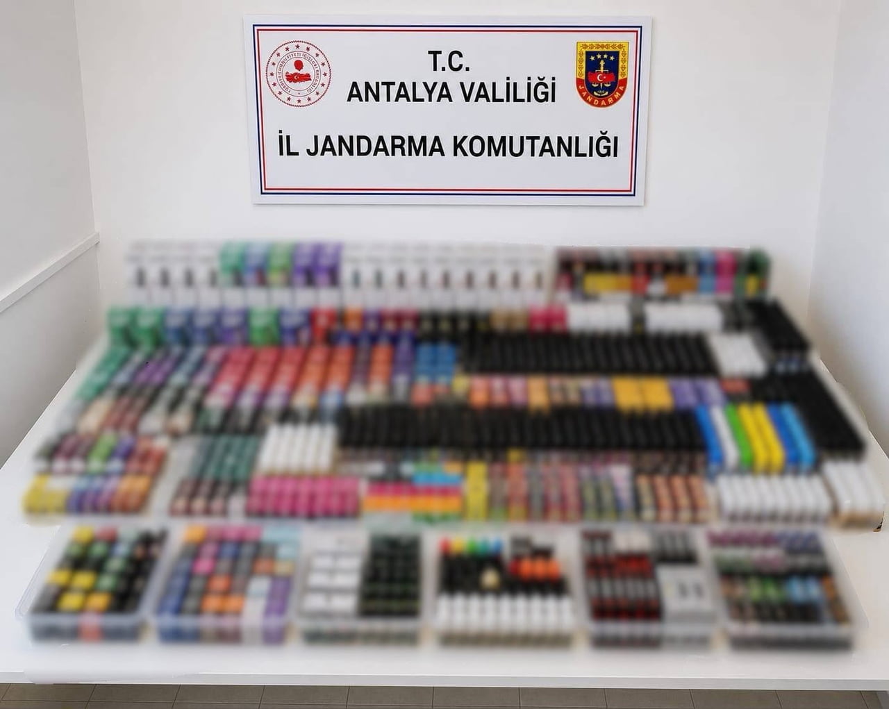 OPERASYONDA YÜZLERCE KAÇAK ELEKTRONİK SİGARA VE ELEKTRONİK SİGARA APARATLARI ELE...