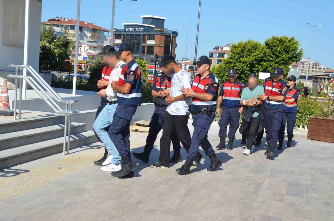 OPERASYONLA YAKALANAN 4 ŞÜPHELİ, JANDARMADAKİ İŞLEMLERİNİN TAMAMLANMASININ ARDINDAN ADLİYEYE SEVK...