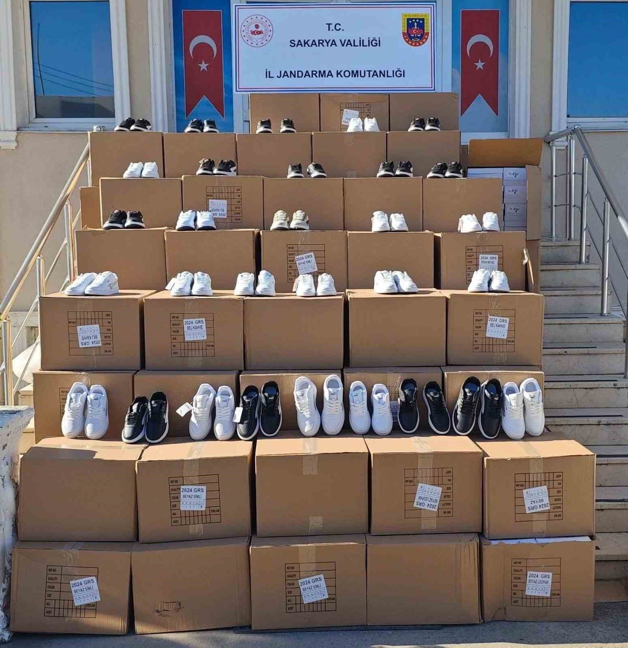 OPERASYONLARDA PİYASA DEĞERİ 10 MİLYON 680 BİN TL OLAN SAHTE FUTBOL FORMASI VE AYAKKABI ELE...