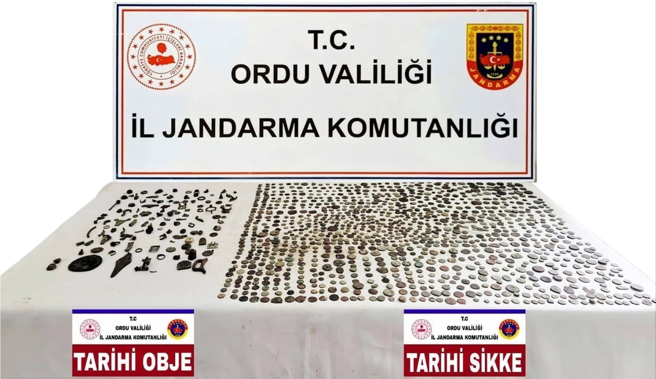 ORDU'DA JANDARMA EKİPLERİNCE YÜRÜTÜLEN OPERASYON KAPSAMINDA ÇOK SAYIDA SİKKE VE TARİHİ OBJE ELE...