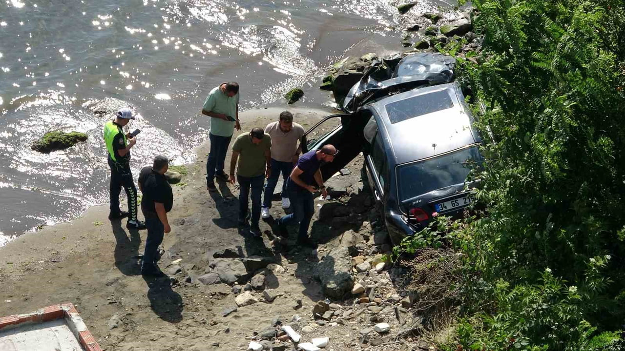 ORDU'DA KONTROLDEN ÇIKAN OTOMOBİL YAKLAŞIK 30 METREDEN DENİZ KIYISINA UÇTU