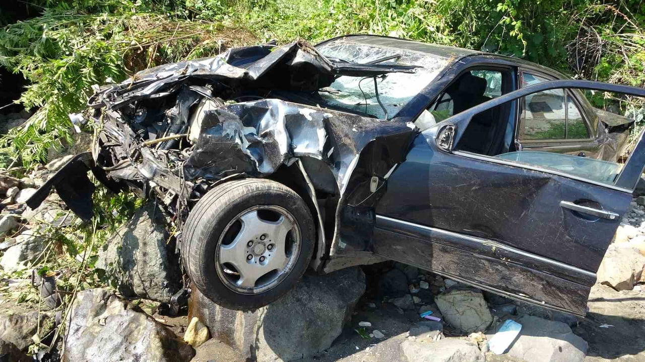 ORDU'DA KONTROLDEN ÇIKAN OTOMOBİL YAKLAŞIK 30 METREDEN DENİZ KIYISINA UÇTU