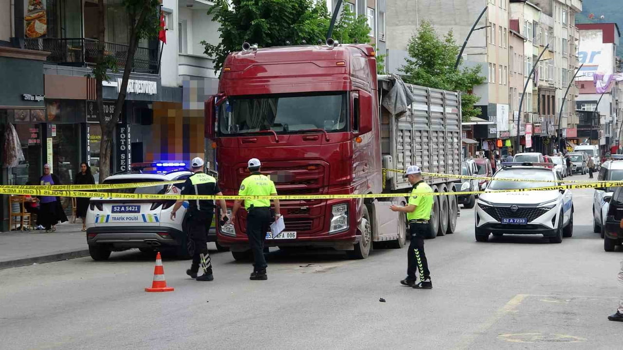 ORDU'NUN ALTINORDU İLÇESİNDE TIRIN ÇARPTIĞI YAŞLI ADAM AĞIR YARALANDI.