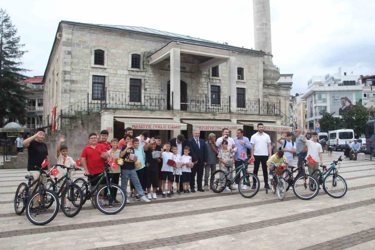 ORDU'NUN ALTINORDU İLÇESİNDEKİ AZİZİYE YALI CAMİSİ'NDE DÜZENLENEN YAZ KUR'AN KURSUNUN KAPANIŞ...