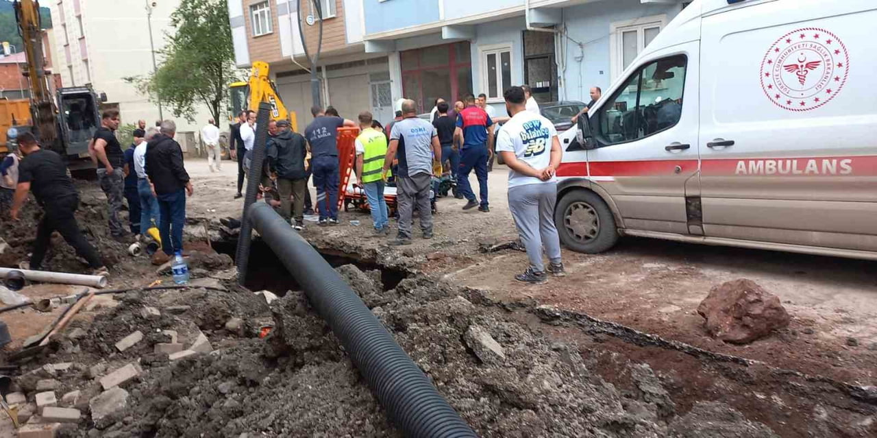 ORDU'NUN AYBASTI İLÇESİNDE ALTYAPI ÇALIŞMALARI SIRASINDA YAŞANAN GÖÇÜĞUN ALTINDA KALAN 2 İŞÇİ...