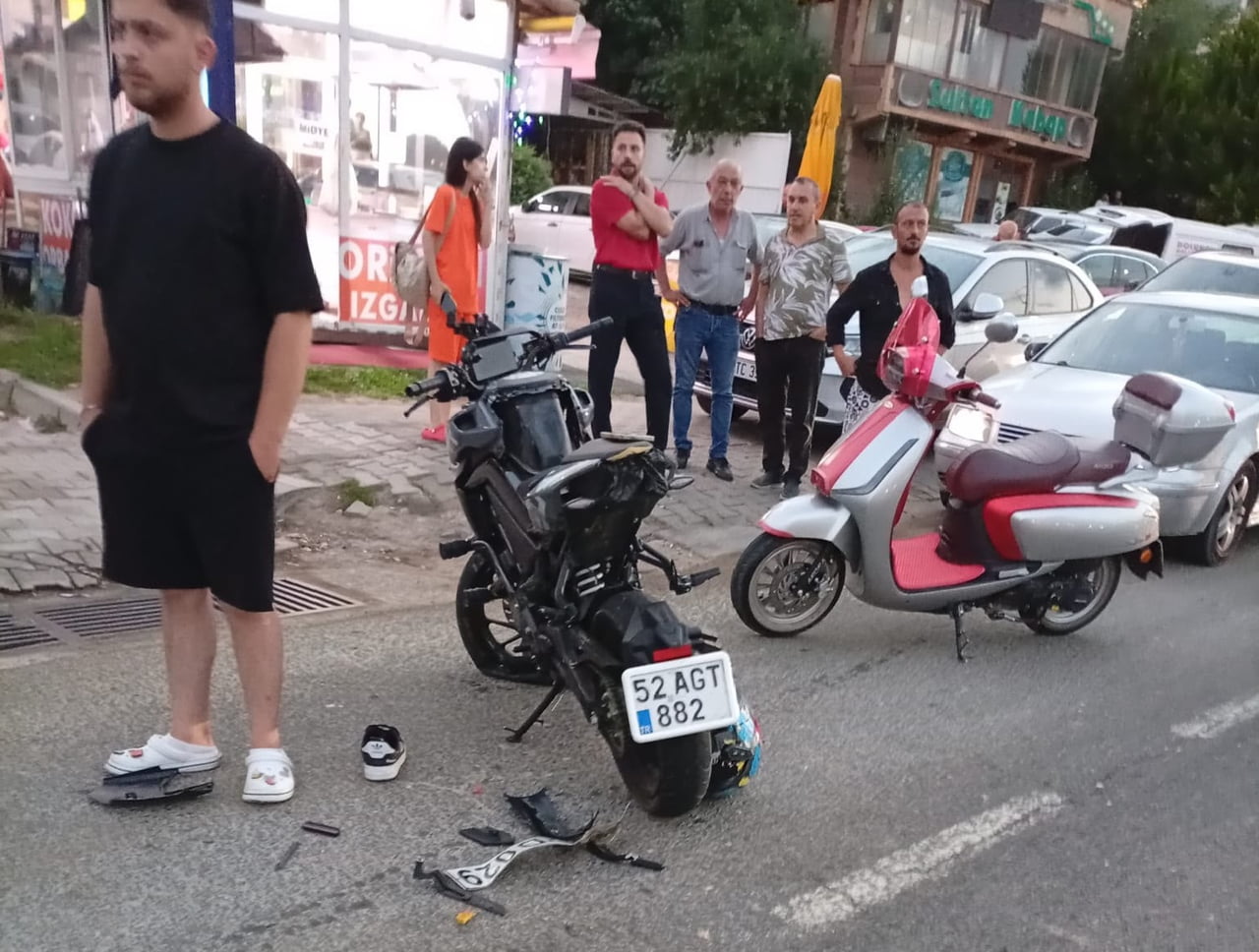 ORDU'NUN FATSA İLÇESİNDE OTOMOBİLE ARKADAN ÇARPAN MOTOSİKLETTE BULUNAN 2 KİŞİ YARALANDI.