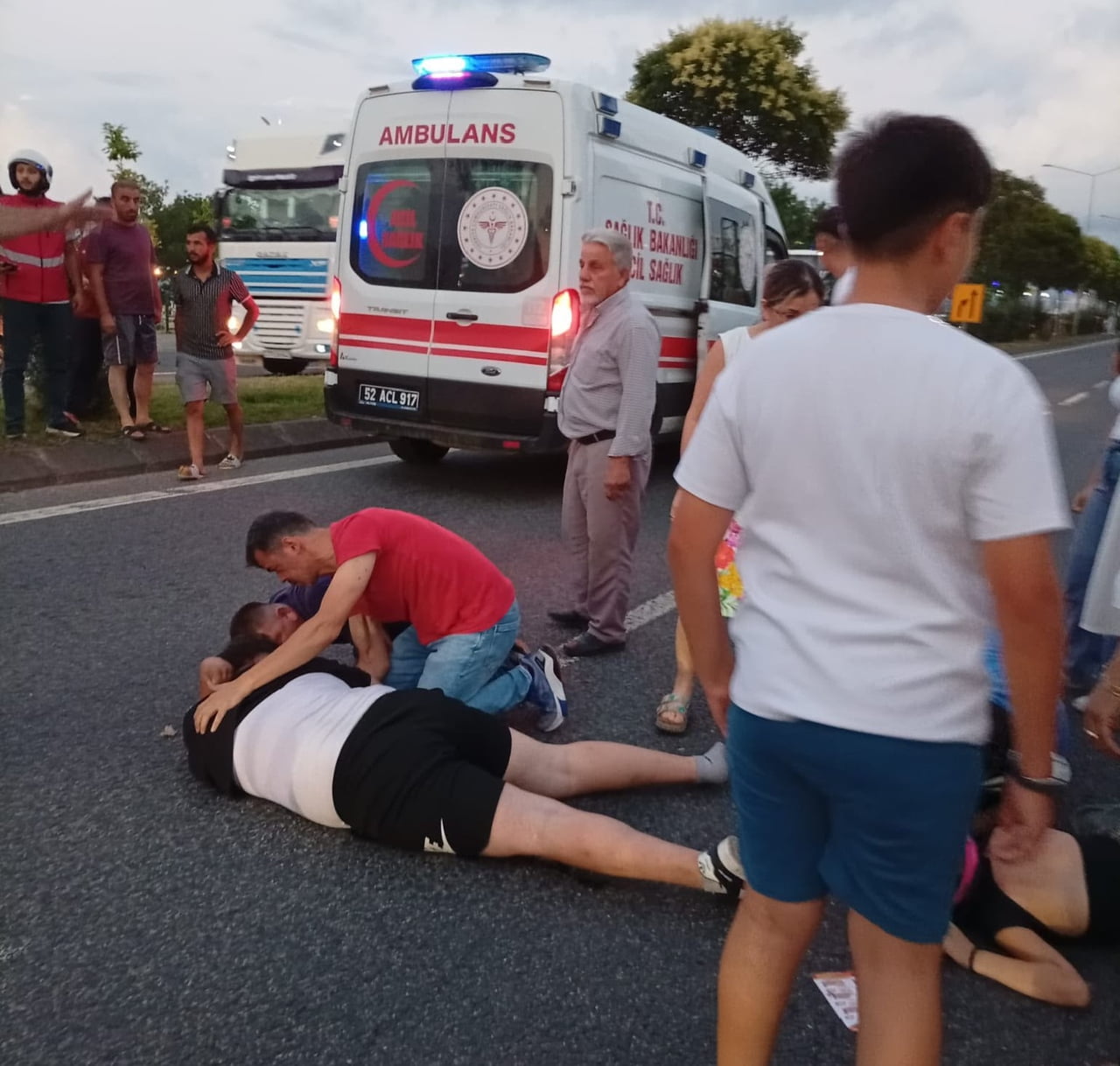 ORDU'NUN FATSA İLÇESİNDE OTOMOBİLE ARKADAN ÇARPAN MOTOSİKLETTE BULUNAN 2 KİŞİ YARALANDI.