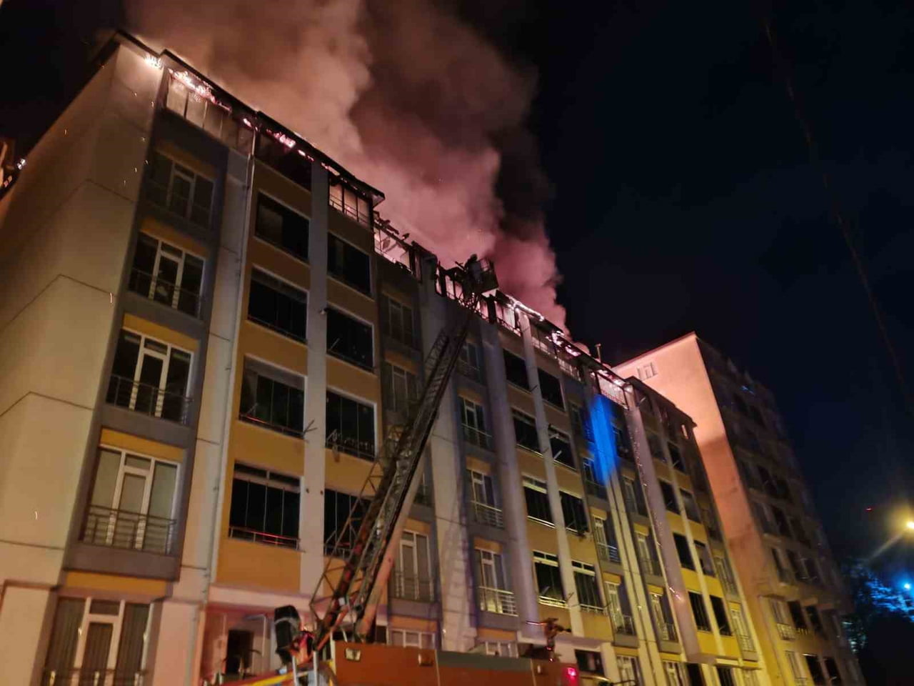 ORDU'NUN KORGAN İLÇESİNDE GECE SAATLERİNDE BİR BİNANIN ÇATISINDA ÇIKAN YANGIN, İTFAİYE EKİPLERİNİN...