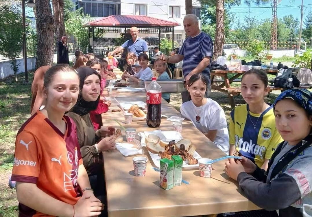 ORDU'NUN KUMRU İLÇESİNE BAĞLI ERİKÇELİ MAHALLESİ MERKEZ CAMİİ'NDE YAZ KUR'AN KURSUNDA EĞİTİM GÖREN...