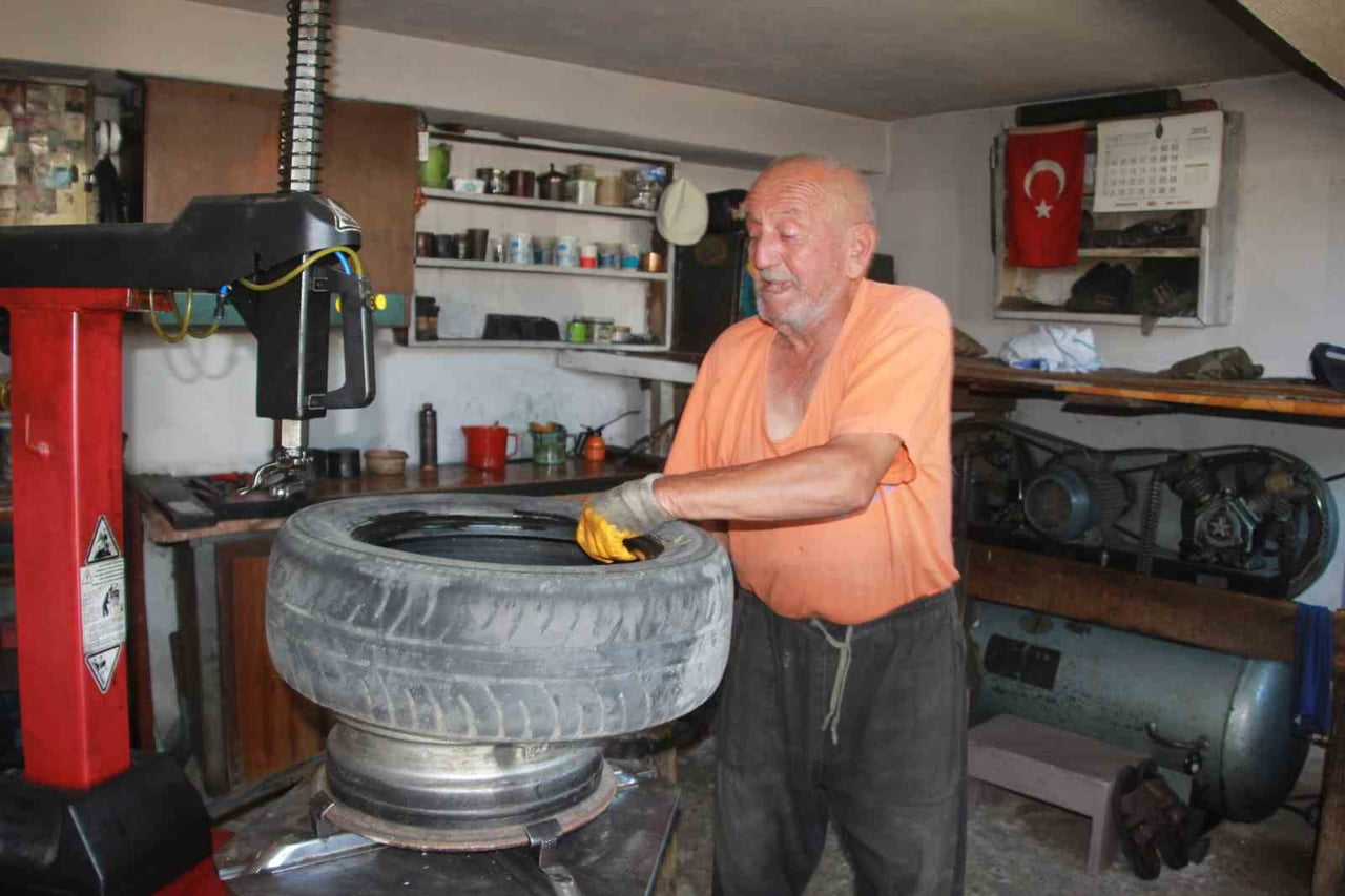ORDU'NUN PERŞEMBE İLÇESİNDE LASTİK TAMİRCİSİ HASAN USTA, YARIM ASRI AŞAN MESLEK HAYATINI AYNI...