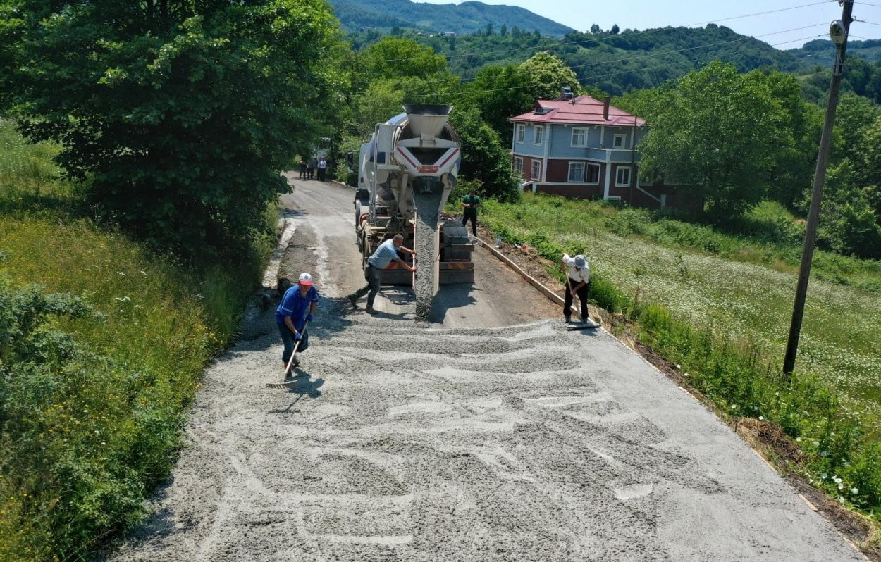 ORDU BÜYÜKŞEHİR BELEDİYESİ, AKKUŞ İLÇESİNDE 4 MAHALLEYE ULAŞIM SAĞLAYAN GRUP YOLUNDA BAŞLATTIĞI...