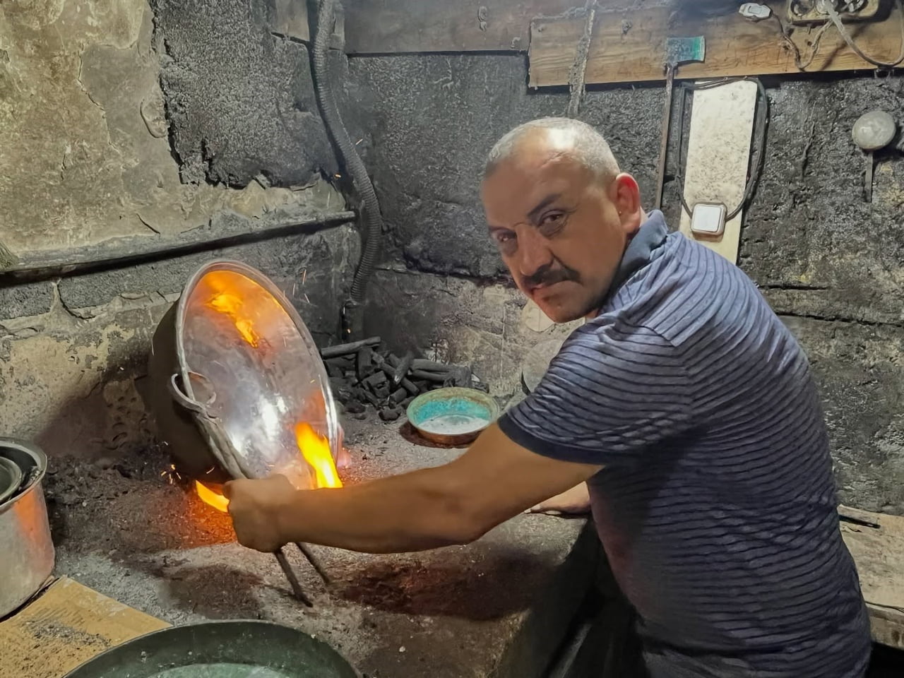 ORDU’NUN FATSA İLÇESİNDE ATA MESLEĞİ KALAYCILIK OLAN  SERKAN ÖZÇELİK’İN ELLERİNDE YILLARDIR...
