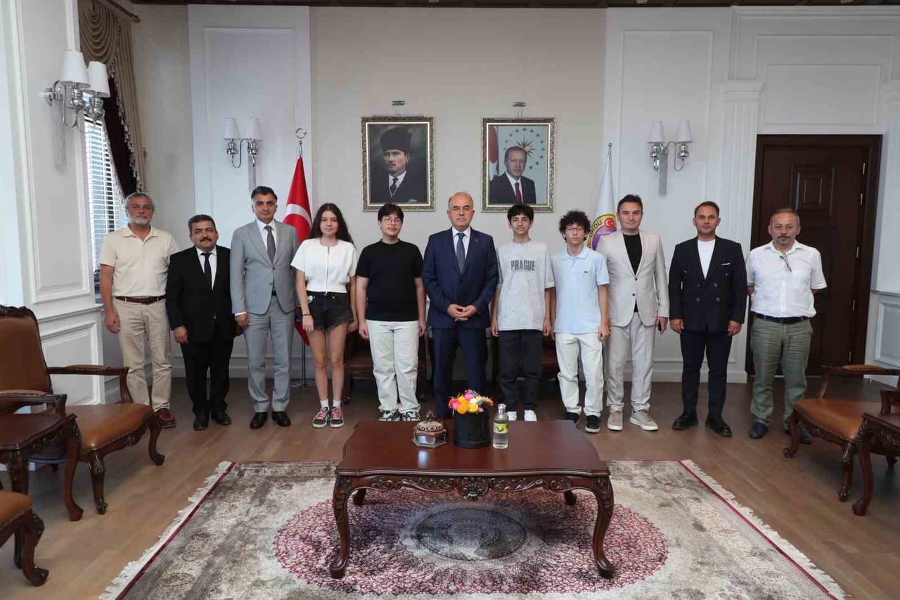 ORDU VALİSİ MUAMMER EROL, 2026 LİSELERE GEÇİŞ SINAVI'NDA (LGS) TAM PUAN ALARAK TÜRKİYE BİRİNCİLERİ...
