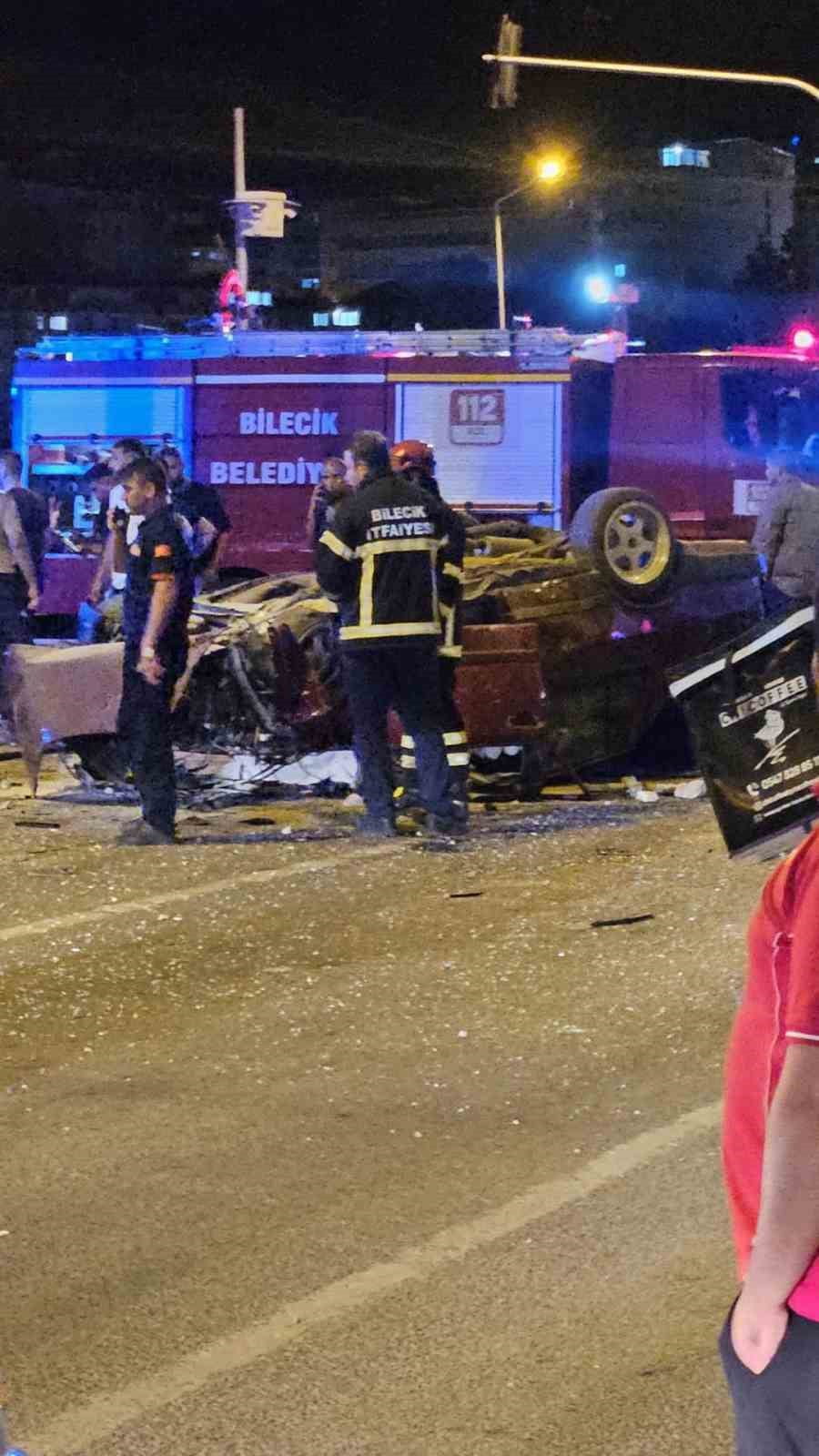 ORTA REFÜJE ÇARPAN OTOMOBİL TAKLA ATTI: 2 YARALI
