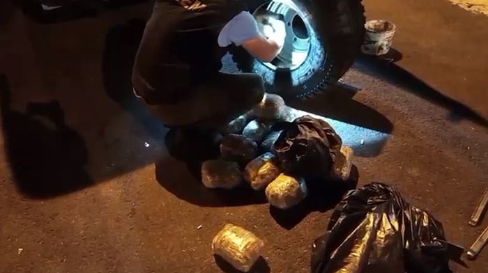 OSMANİYE'DE ARAÇTA NARKOTİK KÖPEĞİ JARDİ İLE YAPILAN DETAYLI ARAMADA YEDEK LASTİĞİN İÇİNE...