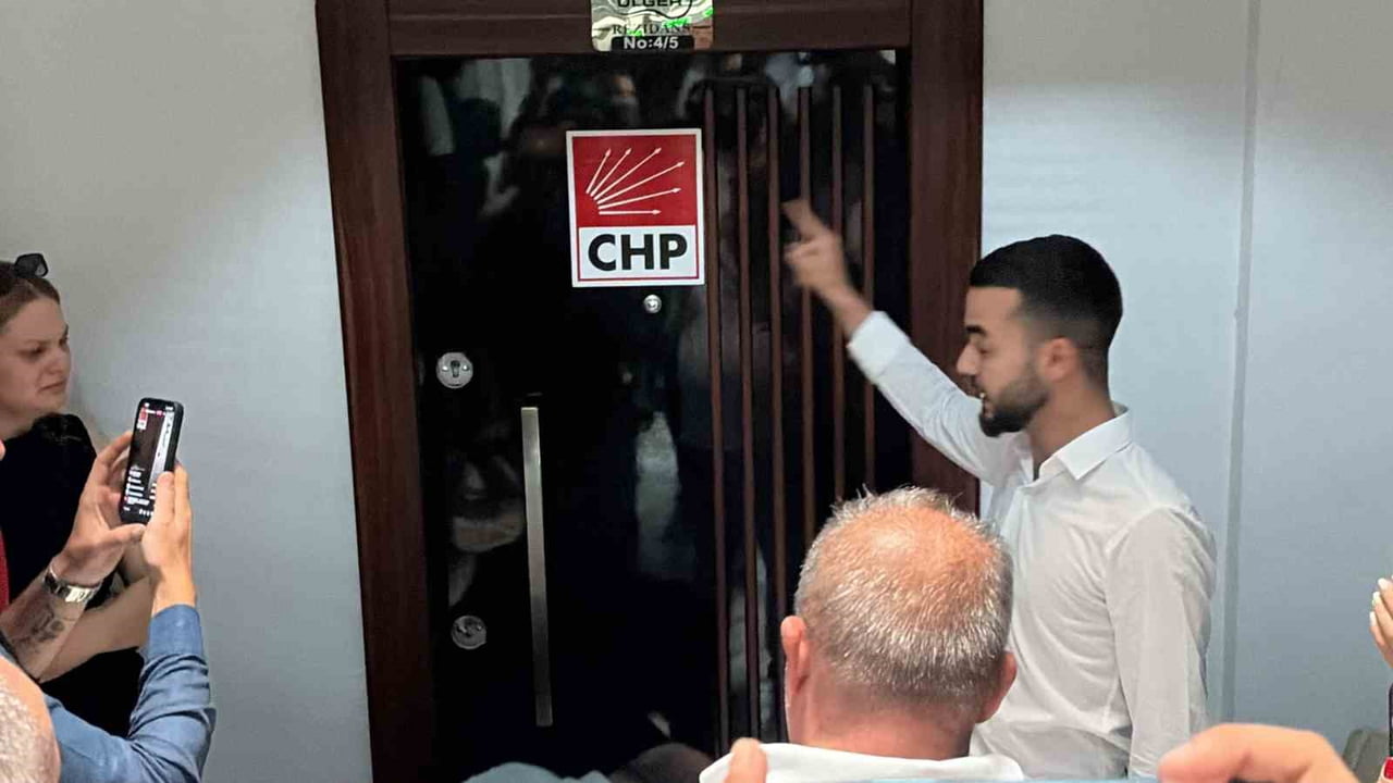 OSMANİYE'DE CUMHURİYET HALK PARTİSİ (CHP) İL BAŞKANLIĞI BİNASININ DEVİR SÜRECİNDE GERGİNLİK...