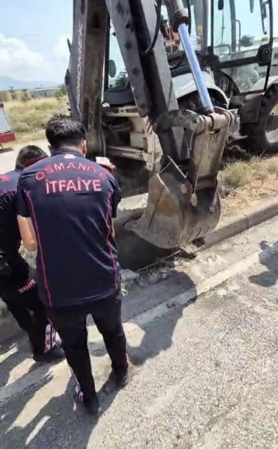 OSMANİYE'DE YAĞMUR SUYU MAZGALINA DÜŞEN YAVRU KEDİ, İTFAİYENİN ÇALIŞMASIYLA SAĞ OLARAK...