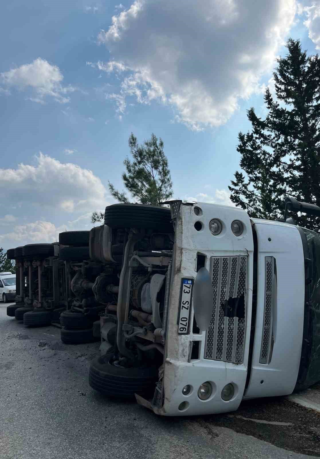 OSMANİYE'NİN DÜZİÇİ İLÇESİNDE UN YÜKLÜ TIRIN DEVRİLMESİ SONUCU MEYDANA GELEN TRAFİK KAZASINDA TIR...