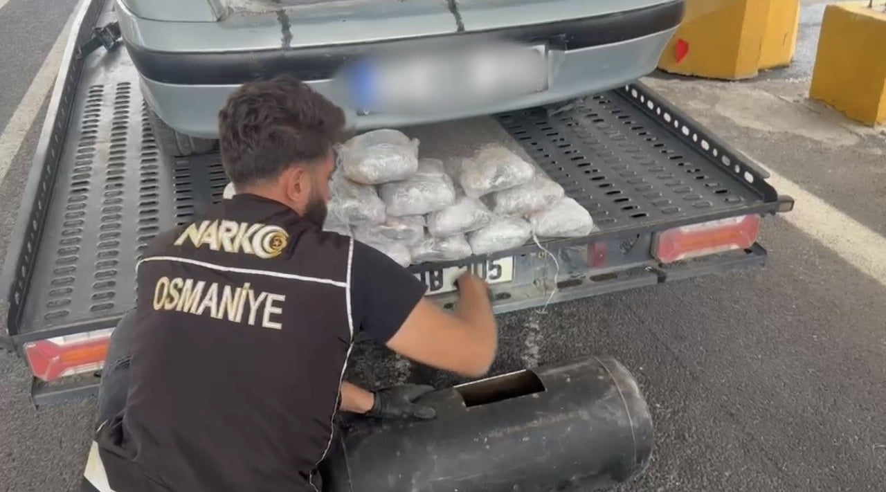 OSMANİYE’DE POLİS EKİPLERİNCE DURDURULAN ÇEKİCİ ÜZERİNDE TAŞINAN BİR OTOMOBİLDE YAPILAN ARAMADA...