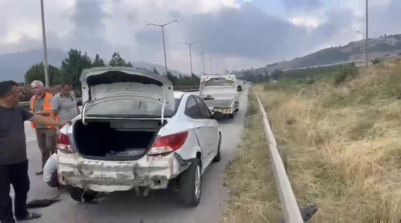 OSMANİYE’NİN BAHÇE İLÇESİ YAKINLARINDA TAG OTOYOLU’NDA KONTROLDEN ÇIKAN OTOMOBİLİN BARİYERLERE...