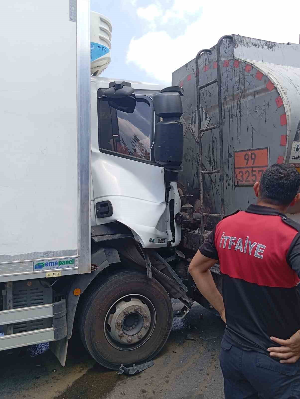 OSMANİYE’NİN DÜZİÇİ İLÇESİNDE TANKERE ARKADAN ÇARPAN TIRIN KARIŞTIĞI TRAFİK KAZASINDA 2 KİŞİ...