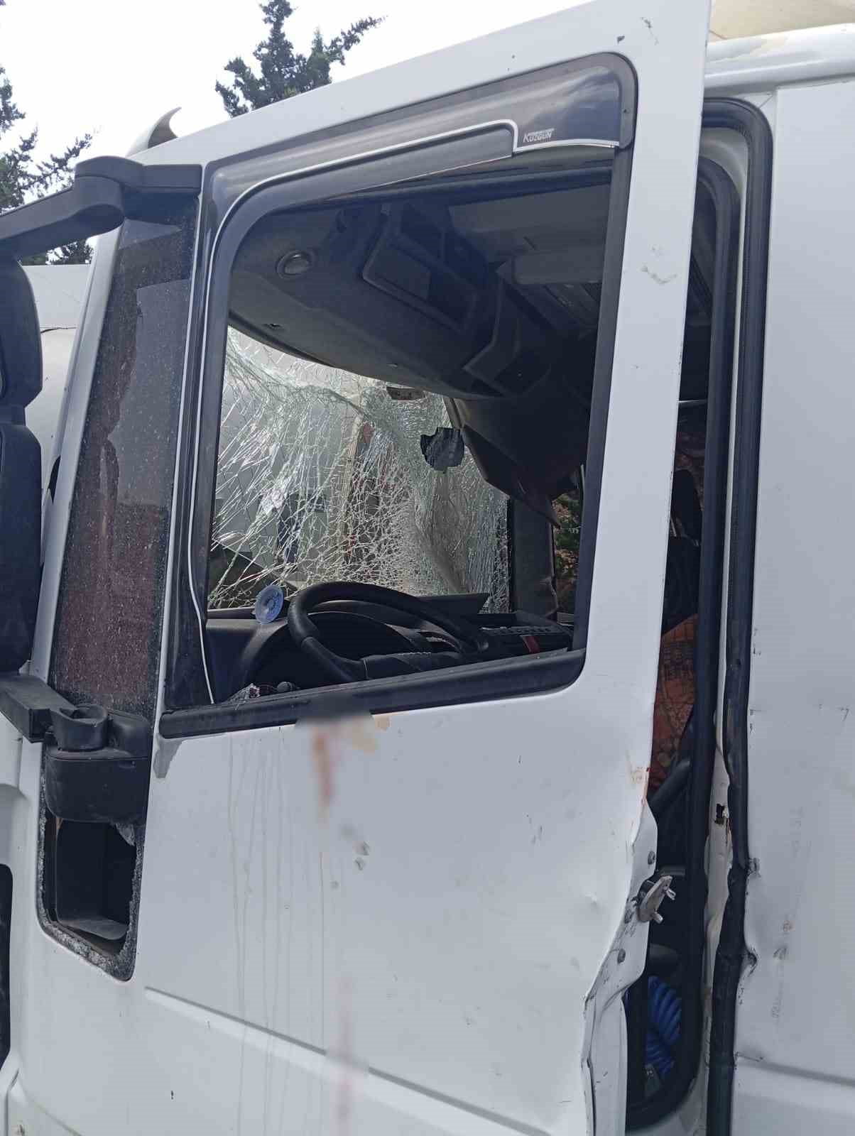 OSMANİYE’NİN DÜZİÇİ İLÇESİNDE TANKERE ARKADAN ÇARPAN TIRIN KARIŞTIĞI TRAFİK KAZASINDA 2 KİŞİ...