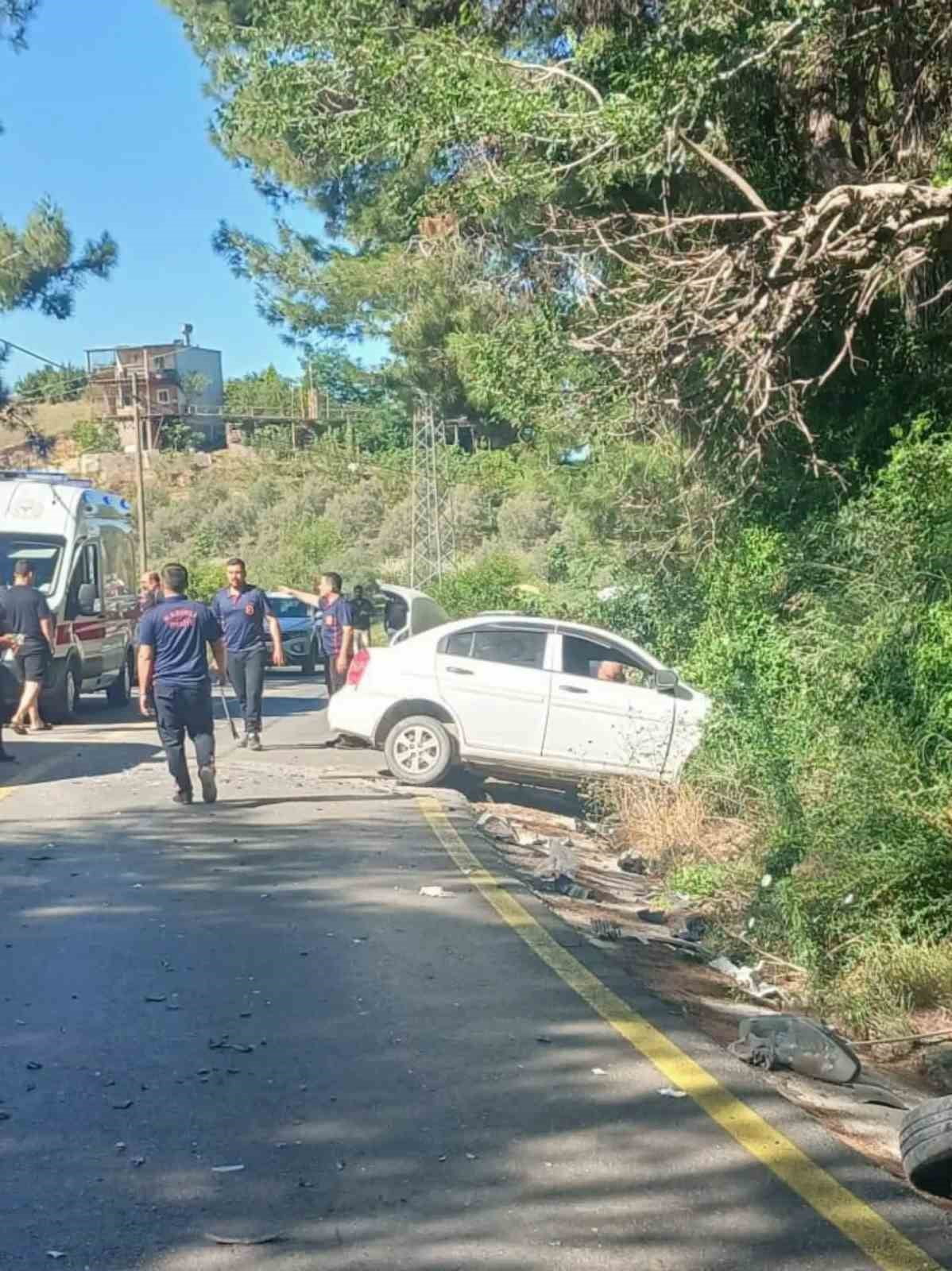 OSMANİYE’NİN KADİRLİ İLÇESİNDE, OTOMOBİL İLE TIRIN ÇARPIŞMASI SONUCU MEYDANA GELEN TRAFİK...