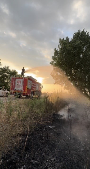 OSMANİYE’NİN SAKARCALI KÖYÜNDE YOL KENARINDA BULUNAN TIR LASTİĞİNDE ÇIKAN YANGIN, JANDARMA...