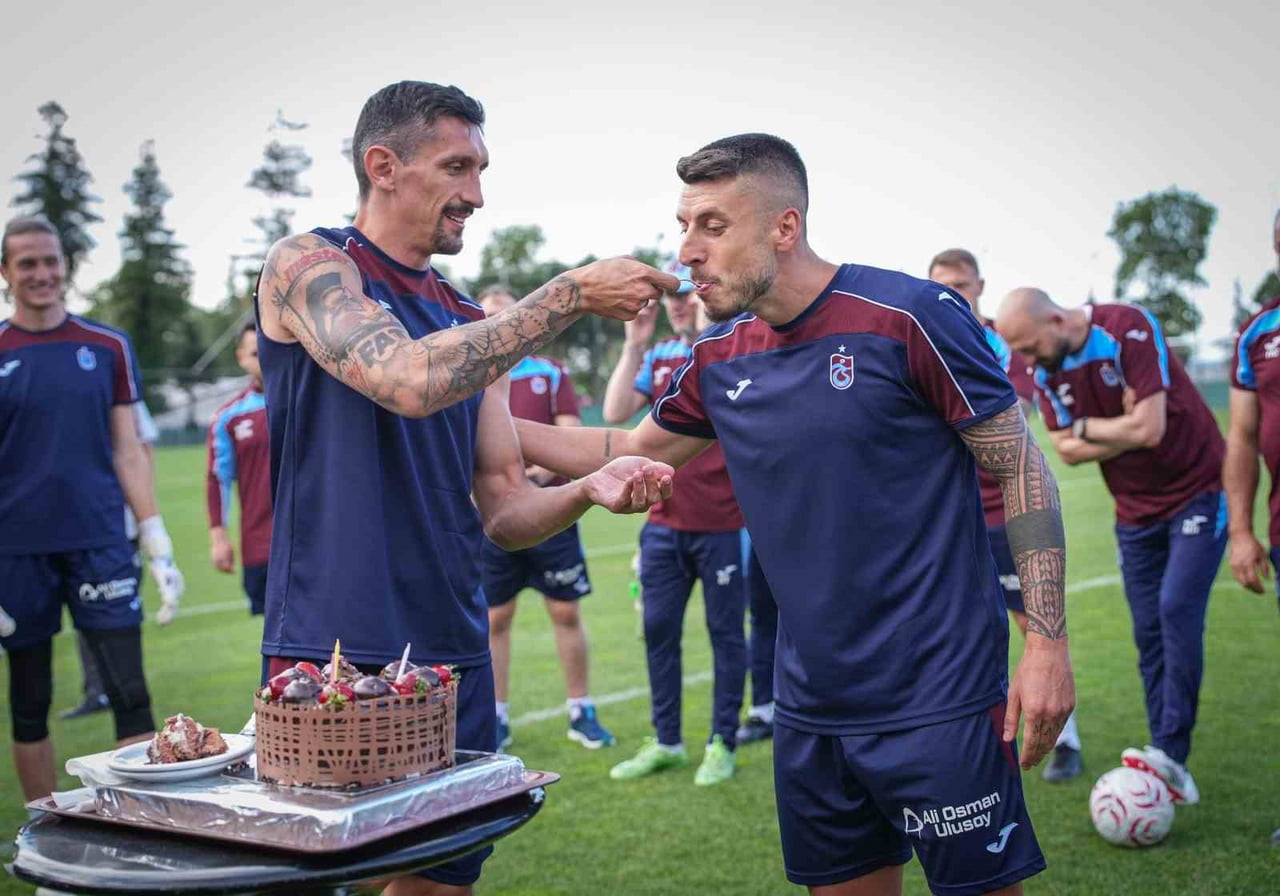 ÖTE YANDAN ANTRENMAN ÖNCESİNDE BORDO-MAVİLİ FUTBOLCU METEHAN MİMAROĞLU İÇİN DOĞUM GÜNÜ KUTLAMASI...