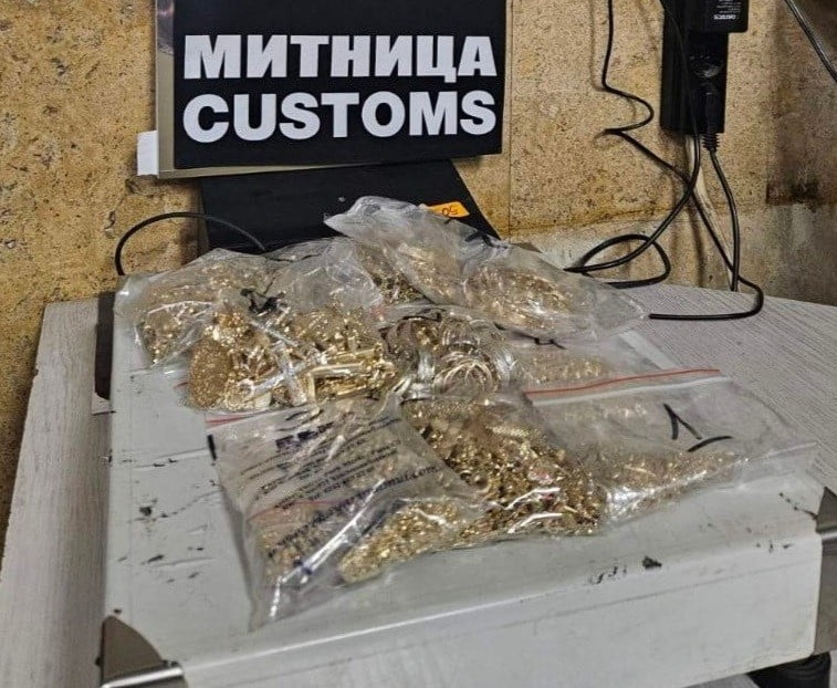 OTOBÜSTE YAPILAN ARAMALARDA 395,49 GRAM KAÇAK ALTIN TAKI ELE GEÇİRİLDİ.