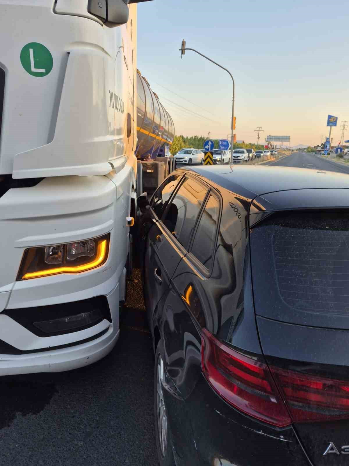 OTOGAR KAVŞAĞI’NDA TIR İLE OTOMOBİLİN ÇARPIŞMASI SONUCU MEYDANA GELEN TRAFİK KAZASINDA 6 KİŞİ...