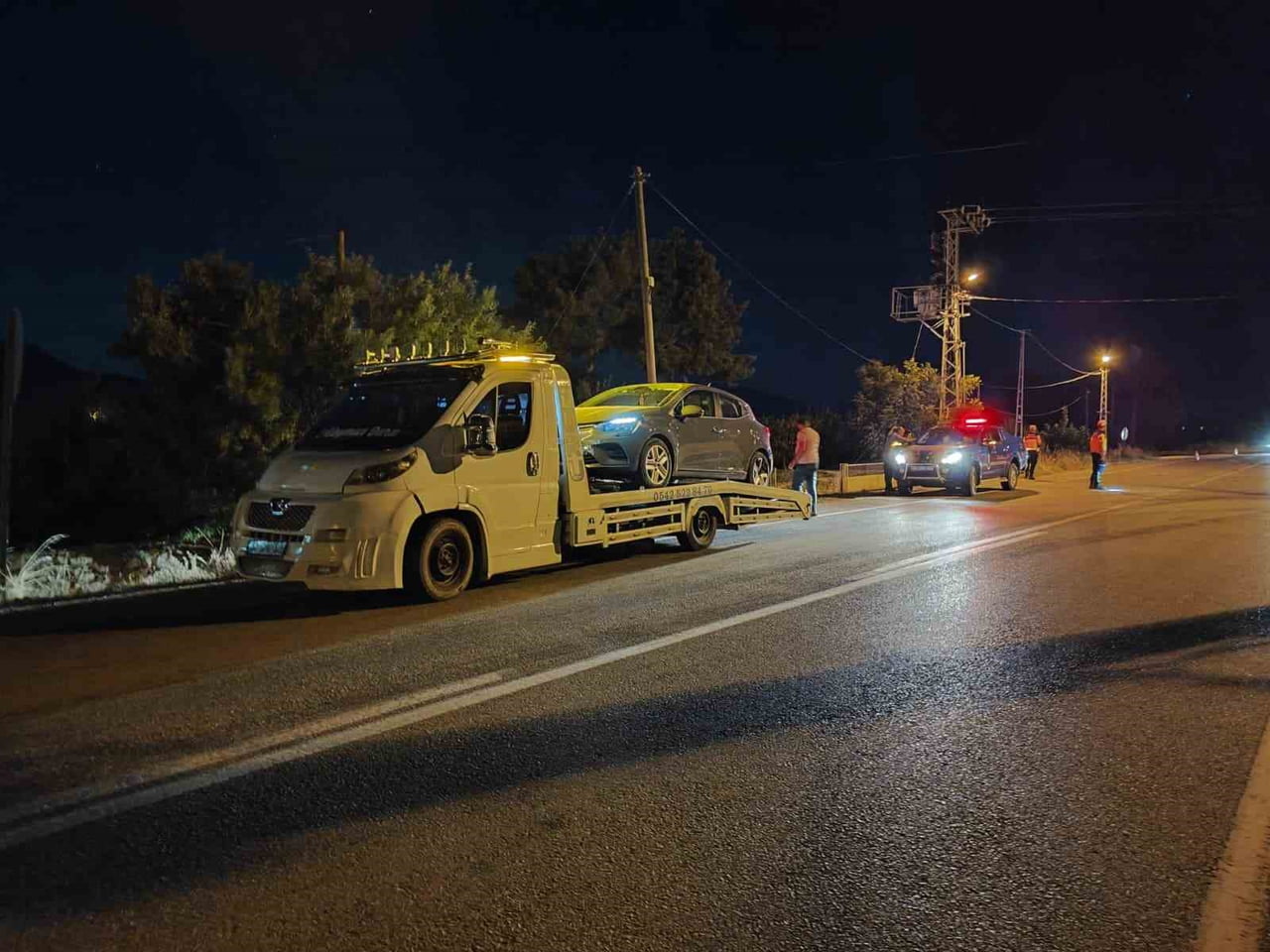 OTOMOBİL İLE TESCİLSİZ MOTOSİKLET ÇEKİCİ YARDIMIYLA OLAY YERİNDEN KALDIRILDI.
