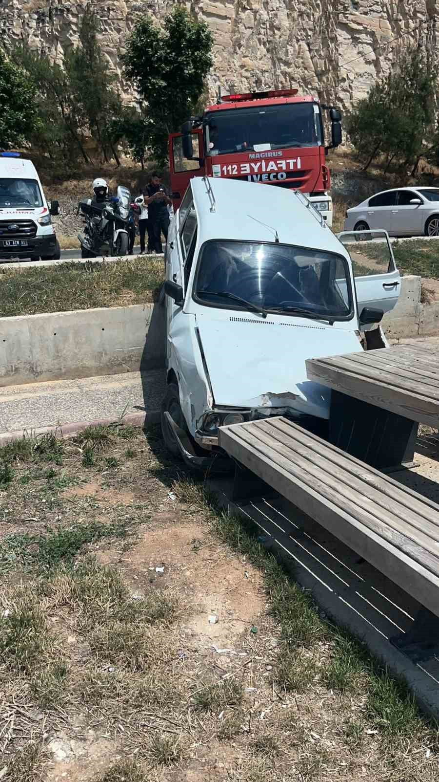 OTOMOBİL MİLLET BAHÇESİNE UÇTU: 1 YARALI