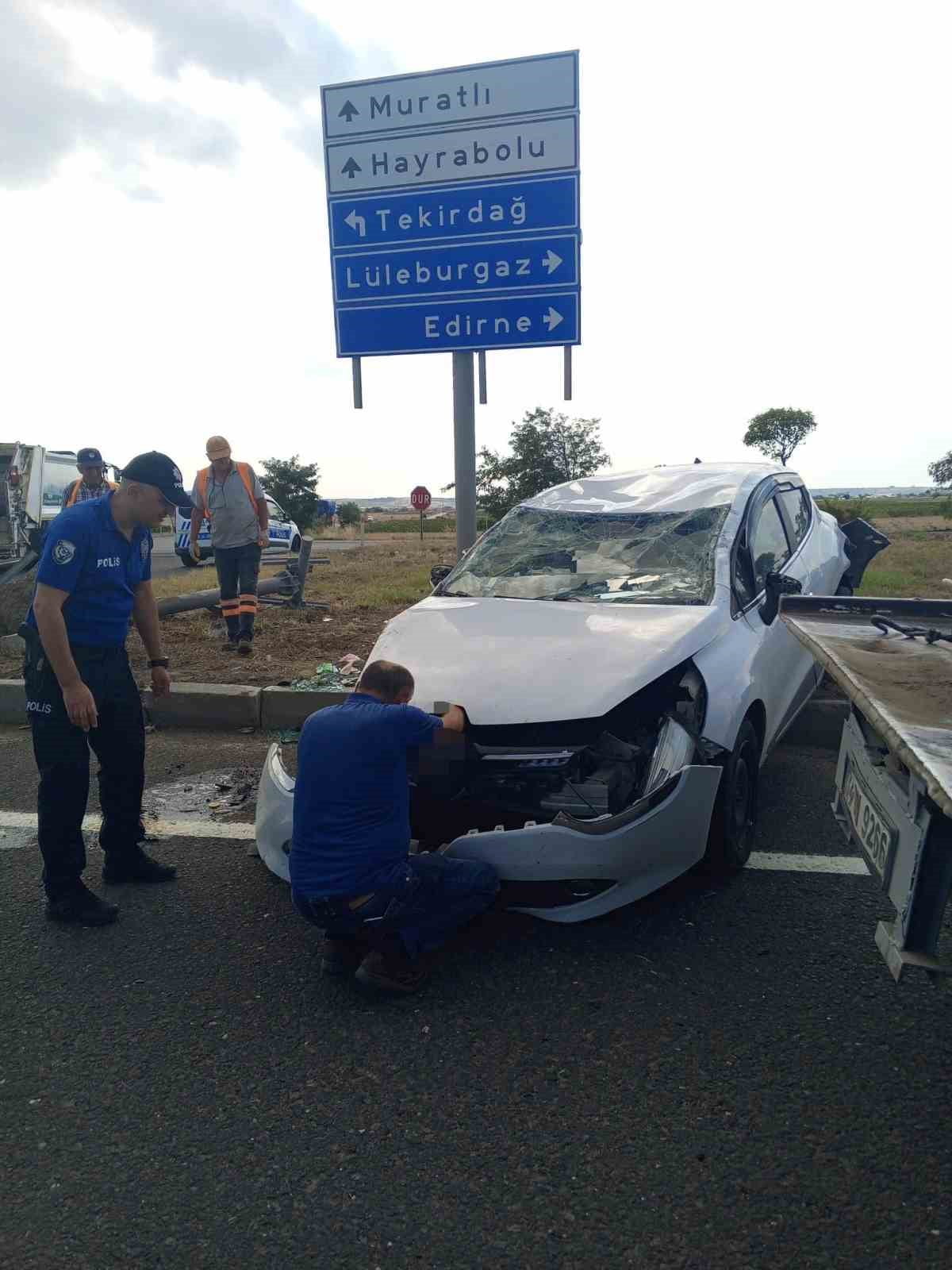 OTOMOBİLDE SÜRÜCÜ ÖZKAN Y. İLE ARAÇTA YOLCU OLARAK BULUNAN BİR KİŞİ YARALANDI.