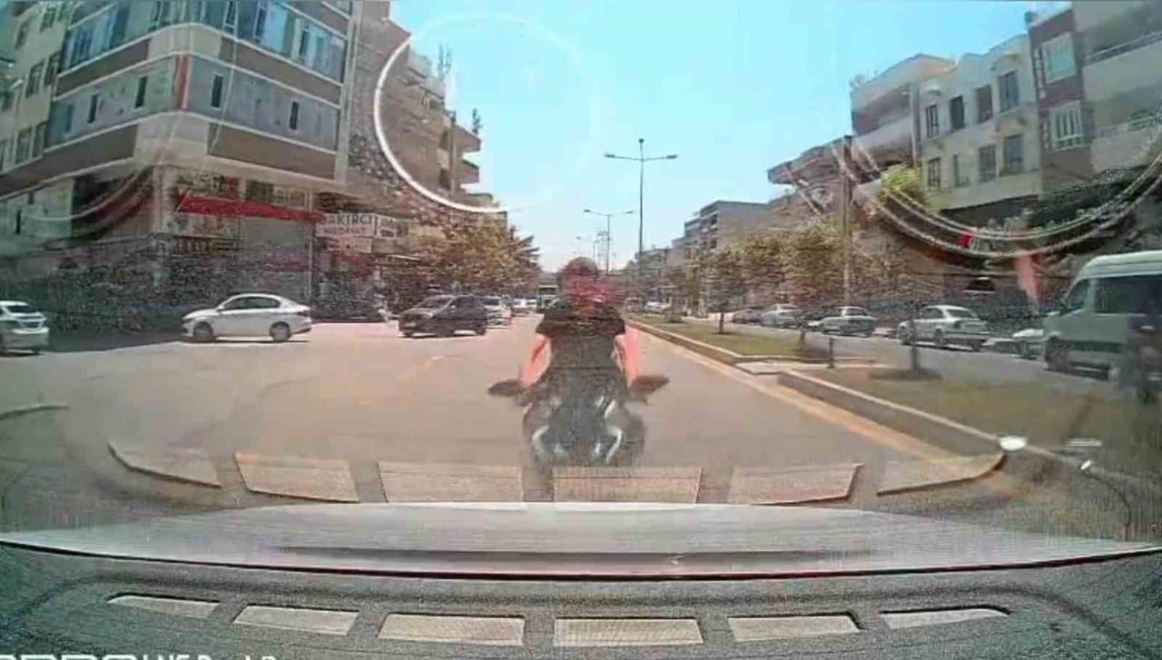 OTOMOBİLE ARKADAN ÇARPIP HAVADA TAKLALAR ATTILAR